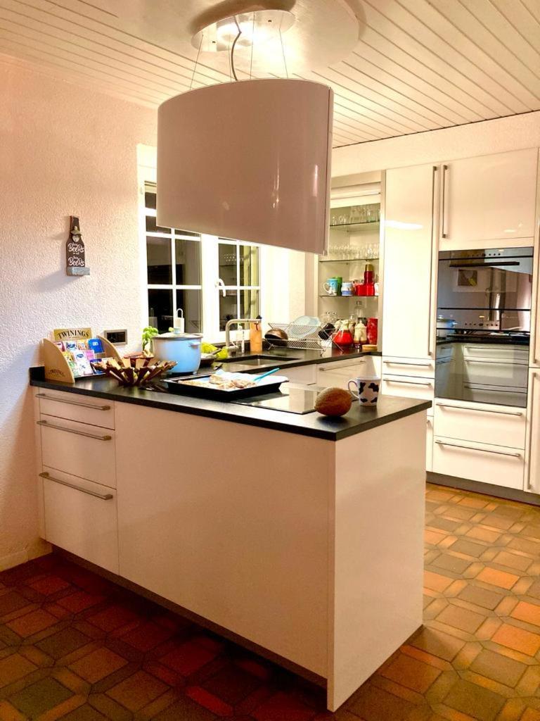 Cheerful Villa With Fireplace, Bath-Tub And Garden Noville Buitenkant foto