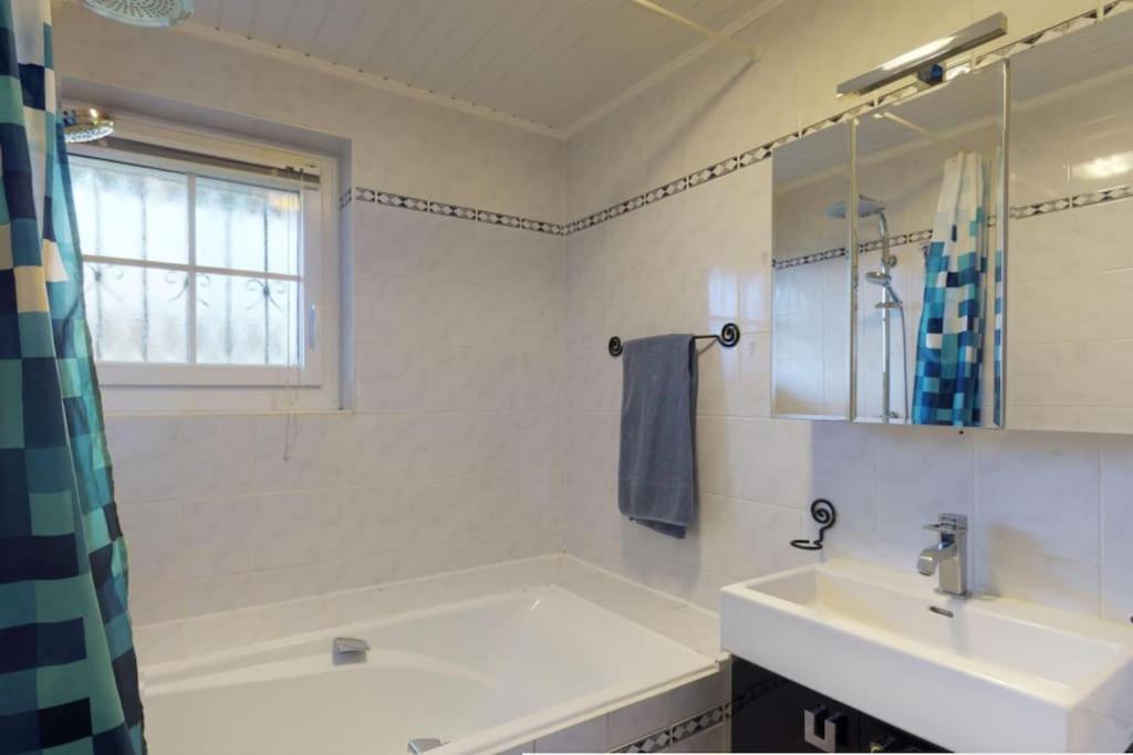 Cheerful Villa With Fireplace, Bath-Tub And Garden Noville Buitenkant foto