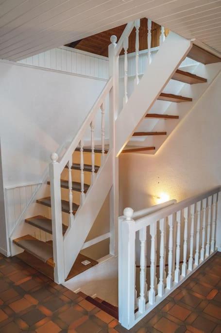 Cheerful Villa With Fireplace, Bath-Tub And Garden Noville Buitenkant foto